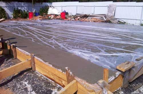 Поливание бетона